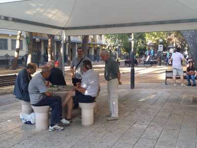 La parte di piazza Lubich riservata ai giocatori di carte francesi
